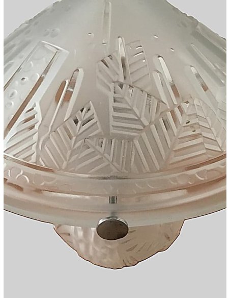 Detail des Pagodenschirms aus stilisiertem Pressglas auf kugeligem Fuß der Tischlampe von Muller Frères Detail des Pagodenschirms aus stilisiertem Pressglas auf kugeligem Fuß der Tischlampe von Muller Frères