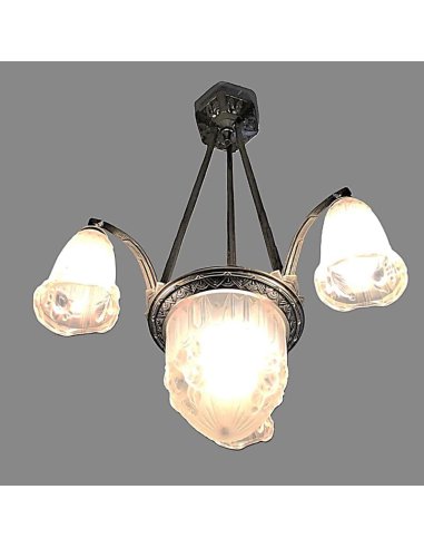 Art Déco Deckenlampe vierflammig mit 4 satinierten Glaskelchen und Silberbronze Montur, beleuchtet
