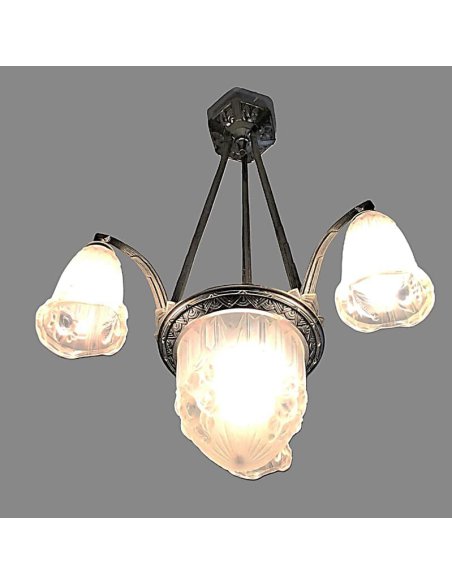 Art Déco Deckenlampe vierflammig mit 4 satinierten Glaskelchen und Silberbronze Montur, beleuchtet