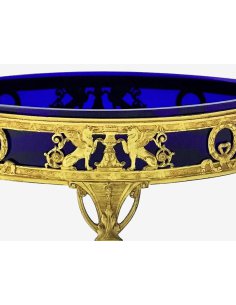 Jardinière auf Füßen mit Henkel aus feuervergoldeter Bronze, Greifen verziert, innen Einsatz aus kobalt-blauem Glas 2