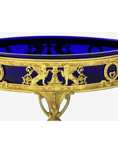 Détail de l'ornementation aux griffons de la jardinière de style Empire en bronze doré au feu avec insert en verre bleu cobalt