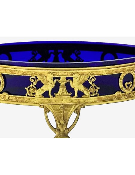 Détail de l'ornementation aux griffons de la jardinière de style Empire en bronze doré au feu avec insert en verre bleu cobalt