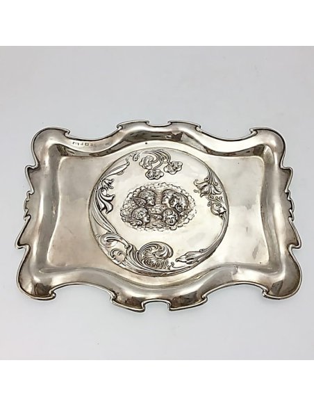 English sterling silver tray with a medallion of five putto heads, W.G. Keight, Birmingham 1904.