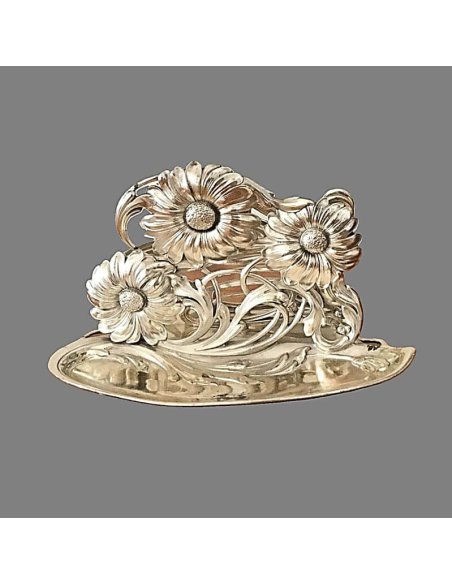 Versilberte Jugendstil Briefablage von WMF auf kleinen Füßen, verziert mit drei großen aufrecht stehenden Blüten Versilberte Jugendstil Briefablage von WMF auf kleinen Füßen, verziert mit drei großen aufrecht stehenden Blüten