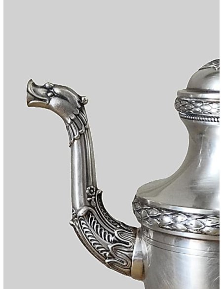 Ziselierte Cafetière von Altenloh Brüssel, 950er Silber, Stil Directoire, Detailansicht Ausguss in Form eines Vogels Ziselierte Cafetière von Altenloh Brüssel, 950er Silber, Stil Directoire, Detailansicht Ausguss in Form eines Vogels