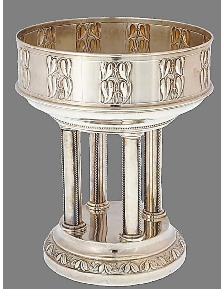 Centre de table argenté à colonnes, décor de feuilles, dessin Emanuel Josef Margold, Vienne 1910, poinçon Lenk Centre de table argenté à colonnes, décor de feuilles, dessin Emanuel Josef Margold, Vienne 1910, poinçon Lenk