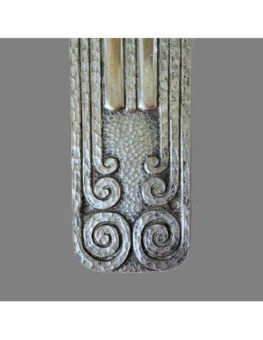 Détail de la ferrure de porte allongées en laiton argenté, ornées de volutes et de lignes verticales en relief, vers 1910-1925