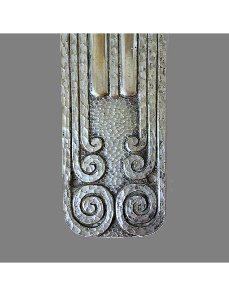 Détail de la ferrure de porte allongées en laiton argenté, ornées de volutes et de lignes verticales en relief, vers 1910-1925