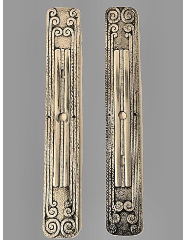 Paire de ferrures de porte allongées en laiton argenté, ornées de volutes et de lignes verticales en relief, vers 1910-1925